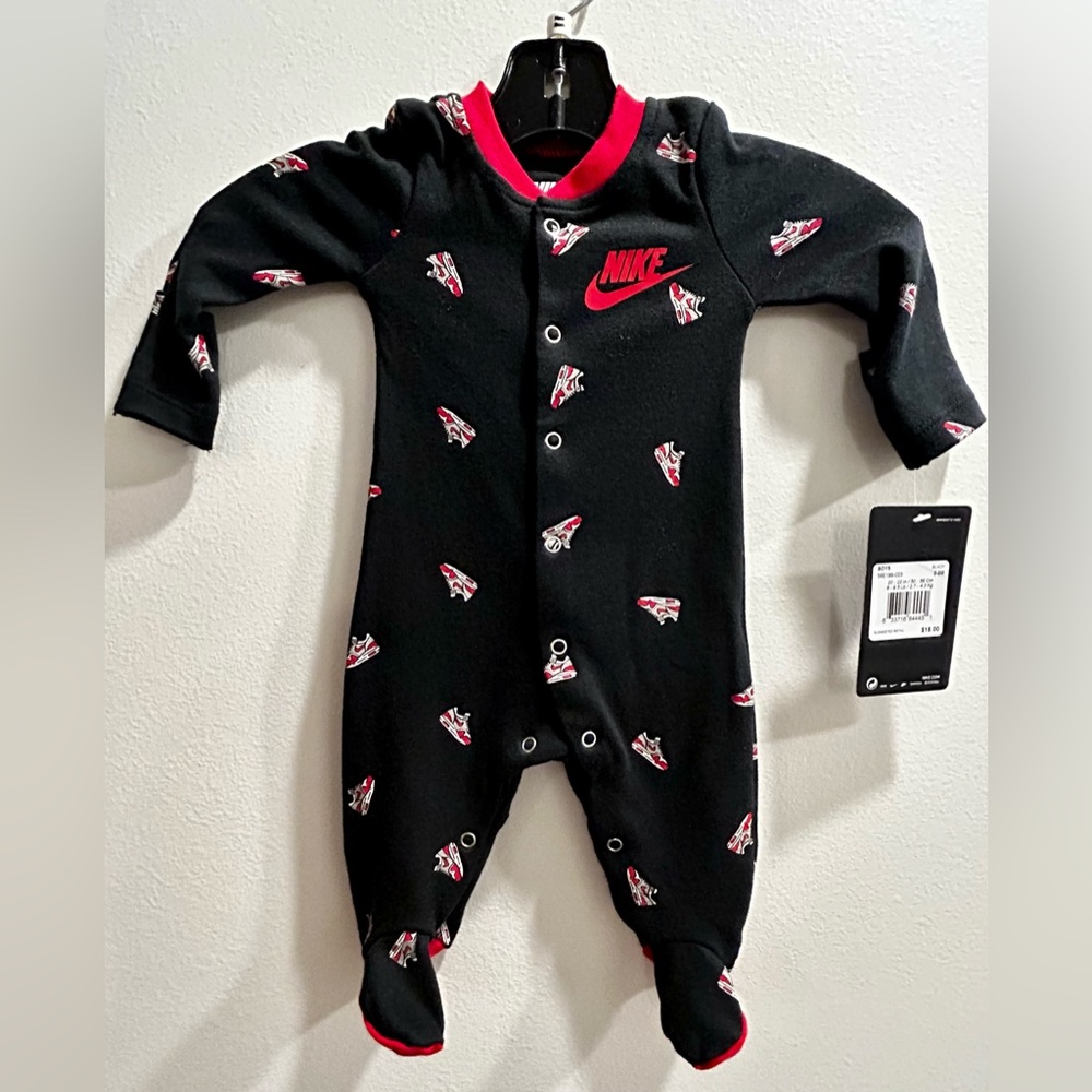 Infant boys Nike snap closure onsie